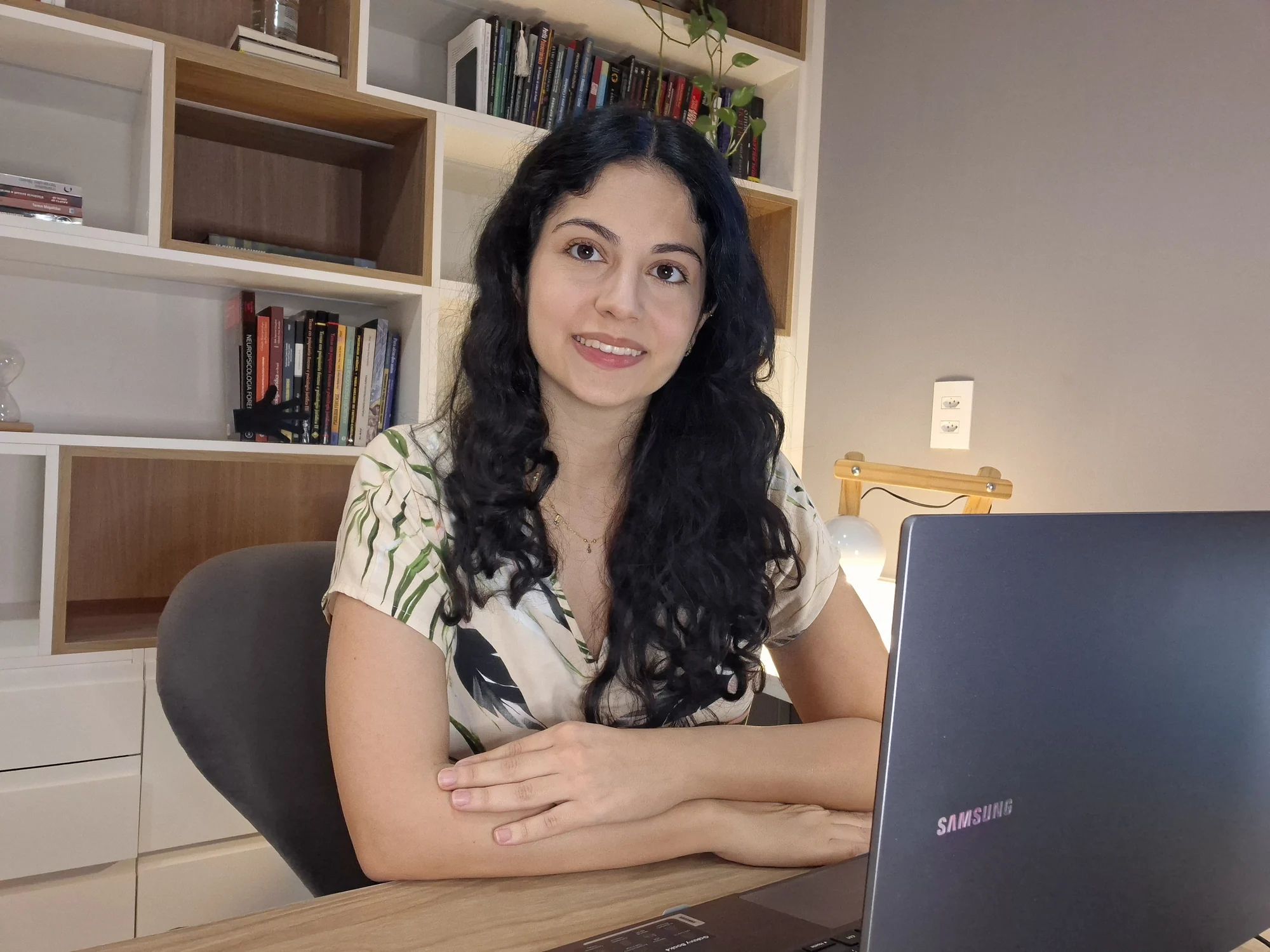Milena em atendimento psicológico online no consultório